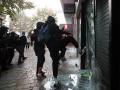 Jóvenes atacan un comercio en las protestas de Lieja (Bélgica)