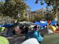 Imagen tomada este jueves de la acampada en la plaza del Ayuntamiento de Valencia