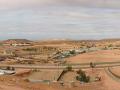 Vista panorámica de Coober Pedy, en Australia, donde sus habitantes viven bajo tierra