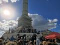 Manifestantes asaltan la estatua que preside la plaza de la Bastilla de París