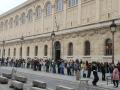 Estudiantes universitarios esperan a la apertura de la Biblioteca de Sainte Genevieve de París
