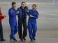 La astronauta de la Agencia Espacial Europea (ESA) Sophie Adenot (centro), de Francia, desciende de un avión a su llegada a la zona militar del aeropuerto de Colonia-Bonn, Alemania