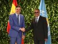 Imagen del presidente del Gobierno, Pedro Sánchez con el presidente de la OMS, Tedros Adhanom Ghebreyesus