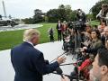 El presidente estadounidense Donald Trump habla con la prensa antes de dirigirse al Marine One en el jardín sur de la Casa Blanca en Washington, D.C.,