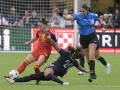 Athenea del Castillo disputando el balón con Michelle Cooper en el partido amistoso entre Estados Unidos y España