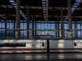 Un AVE parado en una vía de la estación de Atocha.