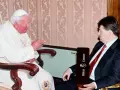Juan Pablo II en una audiencia privada en 2001 con José Luis Heras Cordón, de Bodegas Heras Cordón, a quien le concedió el certificado oficial como proveedor de vino para la Santa Sede