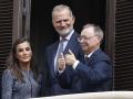 Los Reyes con el presidente de Ceuta, Juan Jesús Vivas, en el balcón del Ayuntamiento