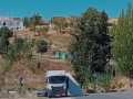 Carga del camión volcada en la carretera A-4002, en Granada