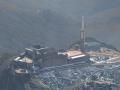 Vista aérea de la cima de la Peña de Francia, con el santuario, la hospedería, y el repetidor de telecomunicaciones
