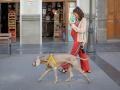 Una mujer embarazada pasea a su perro en Las Palmas de Gran Canaria
