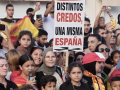 Vecinos del barrio de mayoría musulmana de Sidi Embarek, a la espera de la llegada de los Reyes