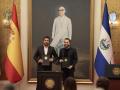 El presidente de El Salavdor, Nayib Bukele, posa junto a Enrique Riquelme
