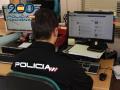 Agente de la Policía Nacional frente a un ordenador.