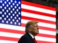 El presidente estadounidense Donald Trump observa a los invitados mientras hablan durante un mitin de campaña