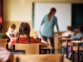 Imagen de archivo de una niña en una clase en la escuela primaria