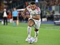 Mbappé controla un balón en el Roma - Real Madrid
