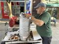 El castañero Juan José de la Rosa en su puesto de castañas en Sevilla