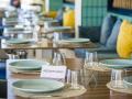 Restaurante con varias mesas reservadas para cenar a plena luz del día