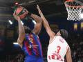 Josh Nebo (i), intenta superar la defensa del jugador estadounidense de Olympiacos, Tyson Ward,