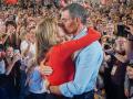 El presidente del Gobierno, Pedro Sánchez, y su mujer, Begoña Gómez, se besan en un mitin en Fuenlabrada
