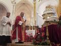Momento en el que el cardenal Marcelo Semeraro bendice las reliquias de algunos de los beatos.