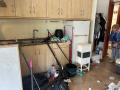 Francisca, tras comprobar los destrozos causados por los okupas en su vivienda