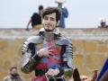 Un joven a caballo, saludando en un festival medieval