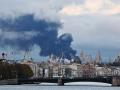 Una columna de humo se eleva desde la terminal petrolera de San Petersburgo tras un ataque ucraniano