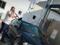 El propietario junto a su BMW en el lavadero