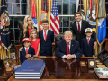 Katie Zacharia y su familia en el Despacho Oval con Trump