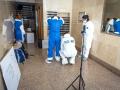 La Policía Científica inspecciona el portal del piso de Rosario, la anciana hallada muerta en su casa de Burgos tras el robo de unos menores extranjeros
