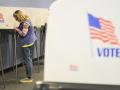 Una mujer vota de forma anticipada en Gastonia, Carolina del Norte, en las elecciones legislativas del 3 de noviembre