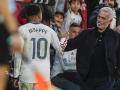 José Mourinho saluda a Kylian Mbappé en el Real Madrid - Sevilla
