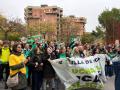 Decenas de personas se manifiestan por la educación pública frente a un IES antes de la visita de la consejera, Mercedes Zarzalejo
