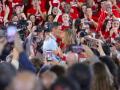 Pedro Sánchez y Begoña Gómez se besan en el acto de Fuenlabrada