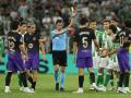 Ricardo de Burgos Bengoetxea, en el Betis - Barcelona