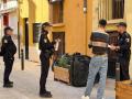 Agentes de la Policía Local tras desalojar una vivienda okupada en Castellón