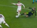 La durísima entrada de Hjulmand sobre Stiller en el Stuttgart - Atlético de Madrid