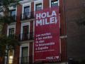 Lona en Ferraz sobre Milei que ha desplegado el PSOE