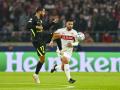 David Hancko disputando el balón con jugador del Stuttgart en un partido de Champions League