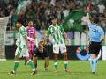 Tarjeta roja para Facundo Bernal, del Betis, durante el partido ante el FC Barcelona