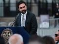 El alcalde Zohran Mamdani habla durante una ceremonia en el Muro Conmemorativo del NYPD