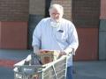 Thomas Markle in Rosarito, Mexico 
en la foto : carrito de la compra