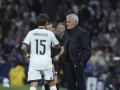 José Mourinho charla con Arda Güler en un momento del Real Madrid - Leipzig
