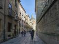 Mujer caminando por Salamanca, imagen de recurso