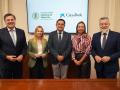 Imagen de la renovación del acuerdo entre la UCV y Caixabank