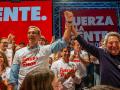 Pedro Sánchez y Miguel Ríos en el mitin de Granada