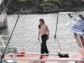 La Reina, en el barco de pesca artesanal atracado en Llanes donde ha sufrido la caída