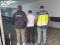 El detenido por robar relojes de lujo a turistas, escoltado por dos agentes de la Policía Nacional.